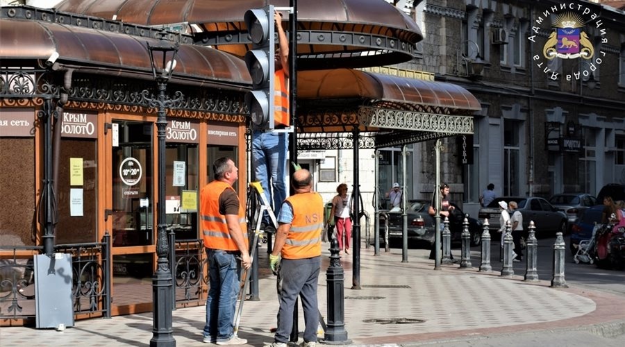 Власти Ялты объяснили причины установки ограждений тротуаров у светофоров в центре города