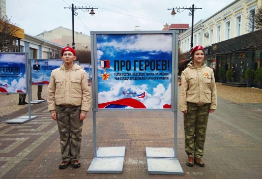 Герои России открыли фотовыставку «Про героев» в центре Симферополя