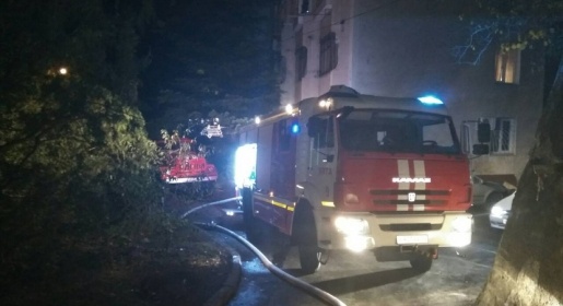 Спасатели эвакуировали 10 человек из горящего здания в Ялте