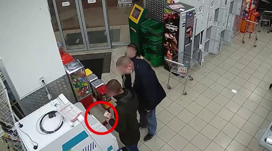 Полицейские задержали забравшего чужие деньги из банкомата ялтинца