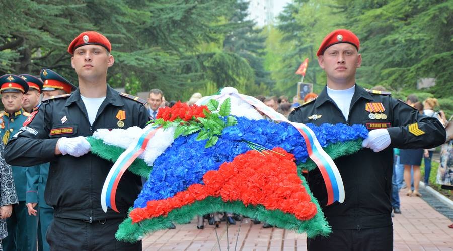 Около 6 тысяч человек одновременно возложили венки и цветы к 67 симферопольским военным памятникам
