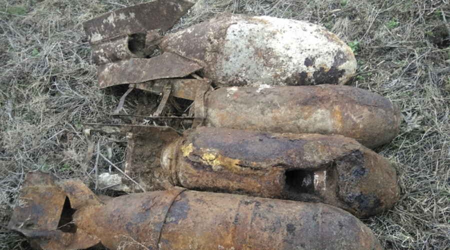 Пиротехники МЧС уничтожили в Ленинском районе Крыма четыре авиабомбы времен войны