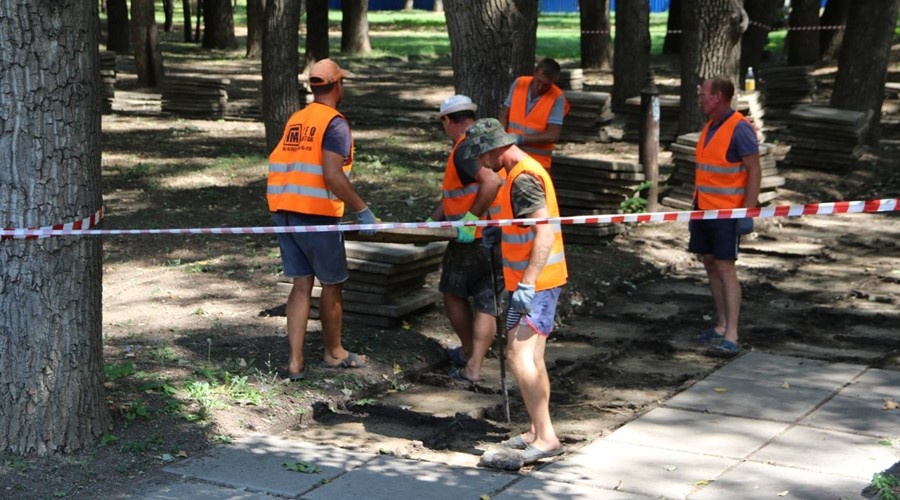 Демонтаж старой плитки начался в сквере у Дворца культуры профсоюзов в Симферополе