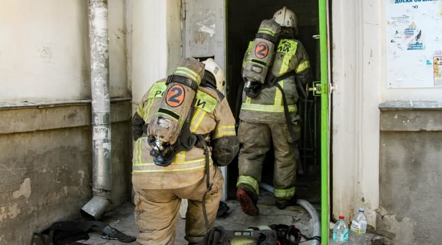 Севастопольские пожарные спасли из задымленного дома восемь человек и собаку
