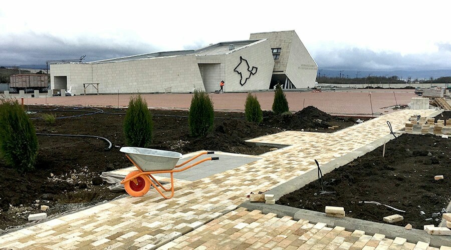 Строительство мемориального комплекса на станции Сирень выполнено на 85% 