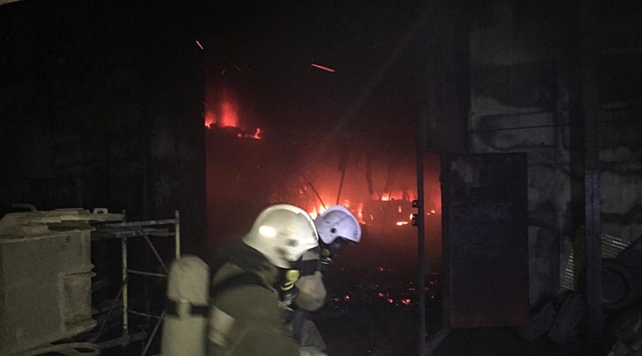 Пожар уничтожил складской ангар в Керчи