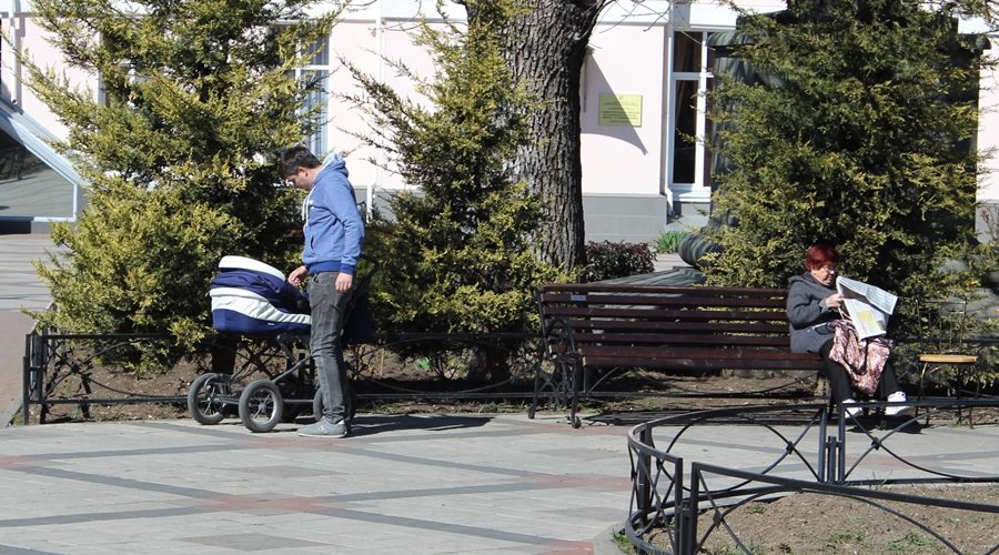 Более сотни скамеек обновят в парках и скверах Симферополя