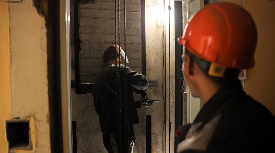 Почти 240 лифтов заменили в крымских многоэтажках