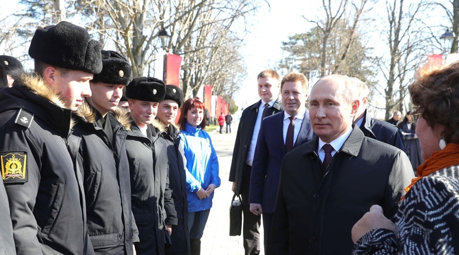 Путин на Малаховом кургане зашел в музей, пообщался с реконструкторами и возложил цветы к памятнику Корнилову