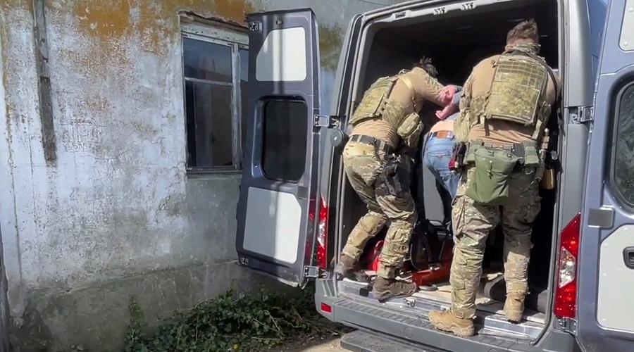 ФСБ показала видео задержания сторонника «Азова», готовившего теракт в Симферополе
