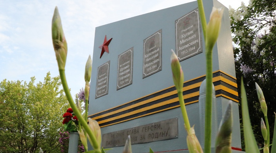 Память захороненных в братской могиле на кладбище Битак красноармейцев почтили в Симферополе