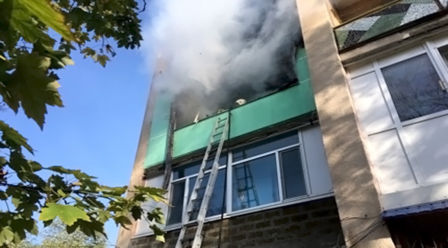 Два десятка человек эвакуированы в Красногвардейском районе из четырехэтажки из-за пожара 