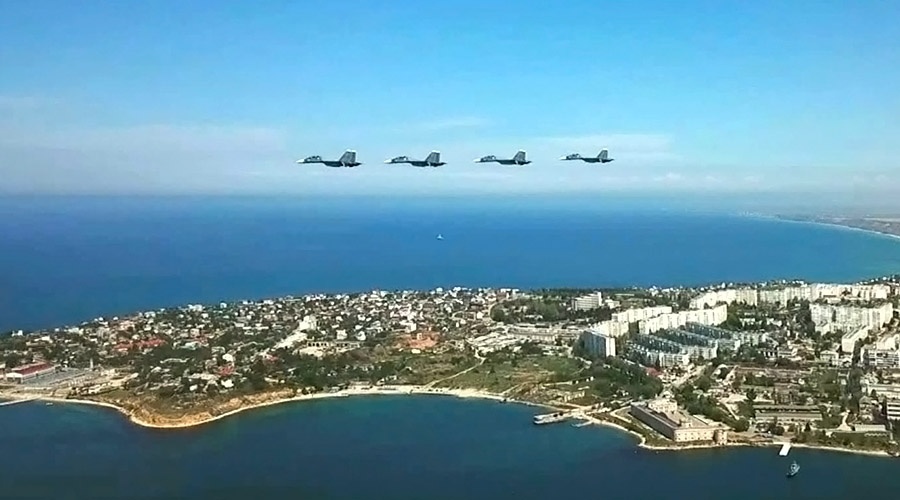 Авиация ЧФ провела в Севастополе репетицию воздушного парада