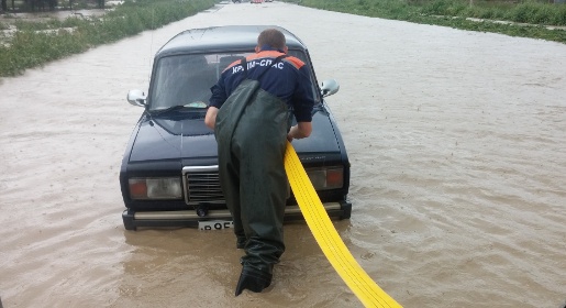 Селевой поток заблокировал в выходные пять машин в Судаке (ФОТО)