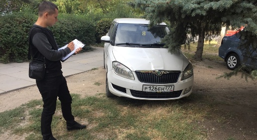 Почти 20 симферопольских автовладельцев заплатят штраф за парковку на газонах
