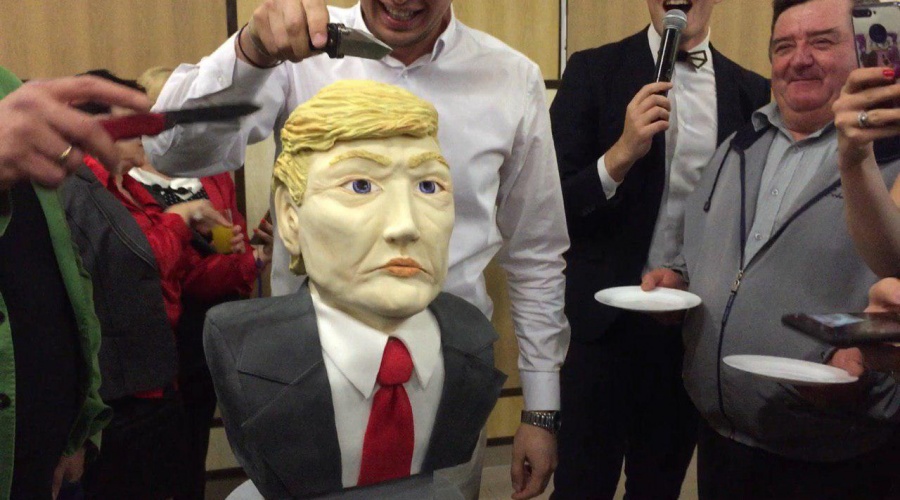 Журналисты на юбилей телекомпании в Крыму разрезали торт в виде головы Трампа