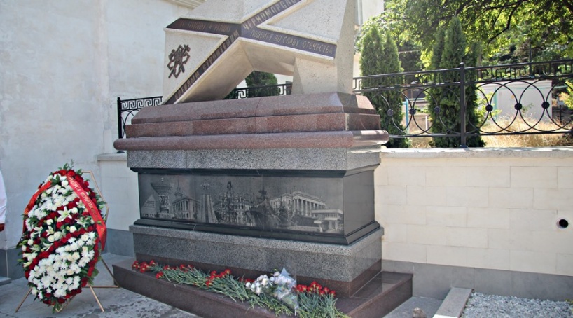 В Севастополе открыли памятник военным строителям