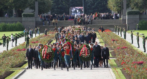 Аксёнов открыл на Пискаревском кладбище мемориальную плиту, посвященную подвигу крымчан в блокадном Ленинграде