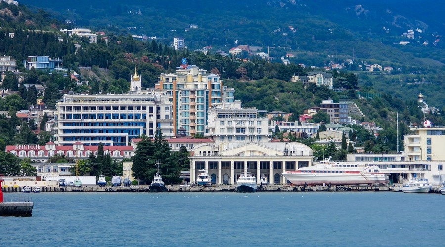 Мошенники продают через фейковые сайты путевки в отели Южного берега Крыма
