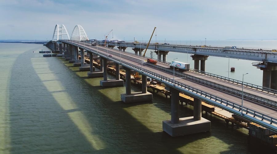 Увеличение потока транспорта фиксируют на Крымском мосту с наступлением лета