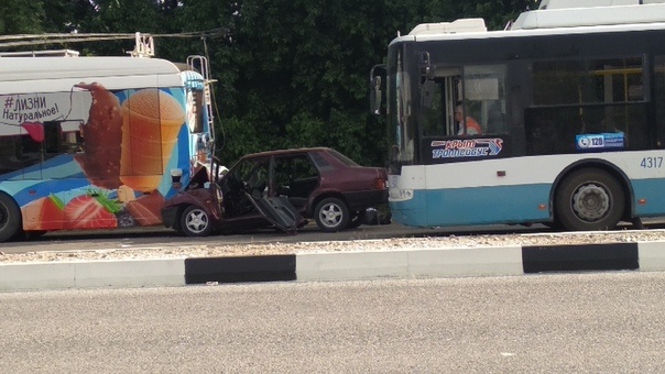 Два человека погибли и двое пострадали в аварии с легковушкой и троллейбусом в Симферополе