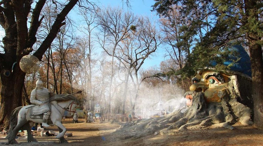 Специалисты приступили к восстановлению Головы из «Руслана и Людмилы» в Детском парке Симферополя
