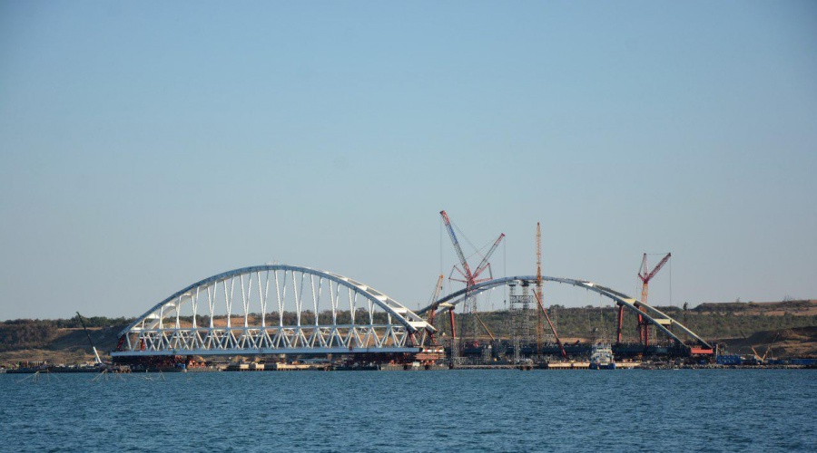 Первую арку Крымского моста доставят к фарватеру в течение суток 