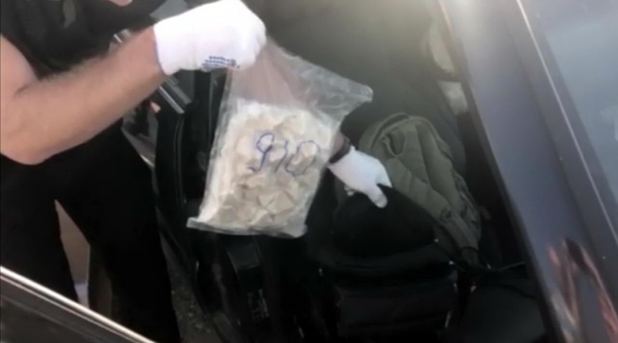 Крымские полицейские задержали курьеров с тремя килограммами синтетических наркотиков