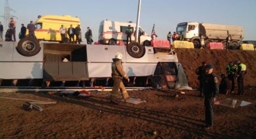 МЧС сообщило о 13 пострадавших пассажирах перевернувшегося автобуса под Керчью
