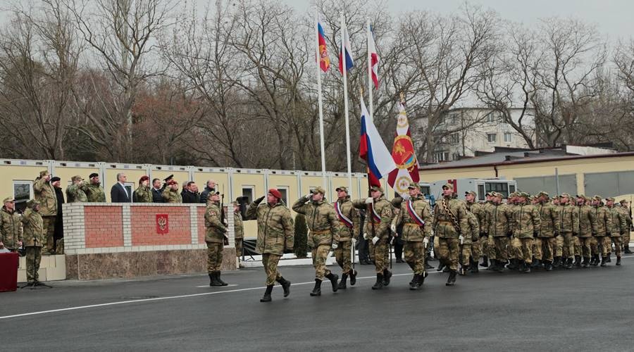 Глава Росгвардии вручил боевое знамя бригаде особого назначения, охраняющей Крымский мост