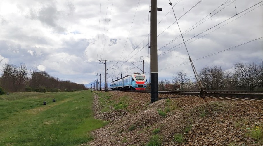 Железнодорожные пути повреждены в Крыму, задержаны 4 поезда