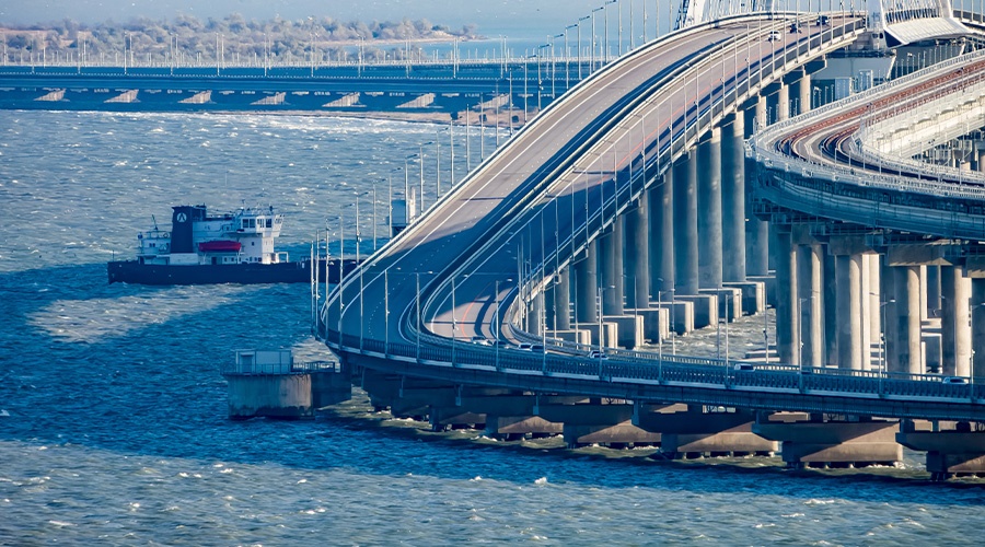 Крымский мост поврежден в результате атаки украинских беспилотников