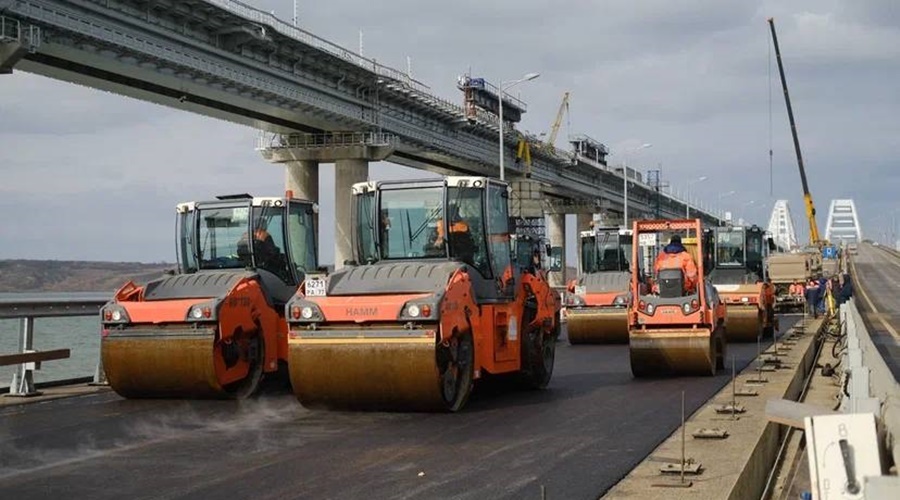 Хуснуллин рассказал об укладке первого слоя асфальтобетона на восстановленной части Крымского моста