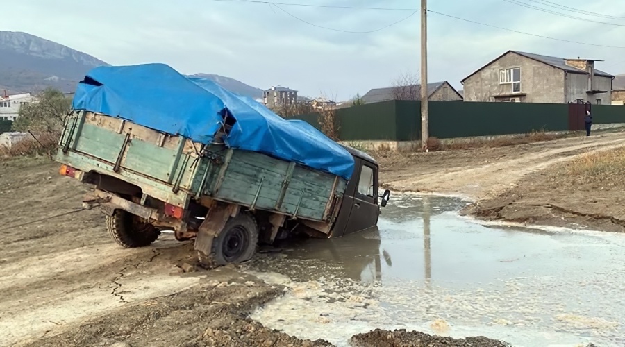 Бортовой «УАЗ» провалился на размытой из-за порыва водовода дороге в Коктебеле
