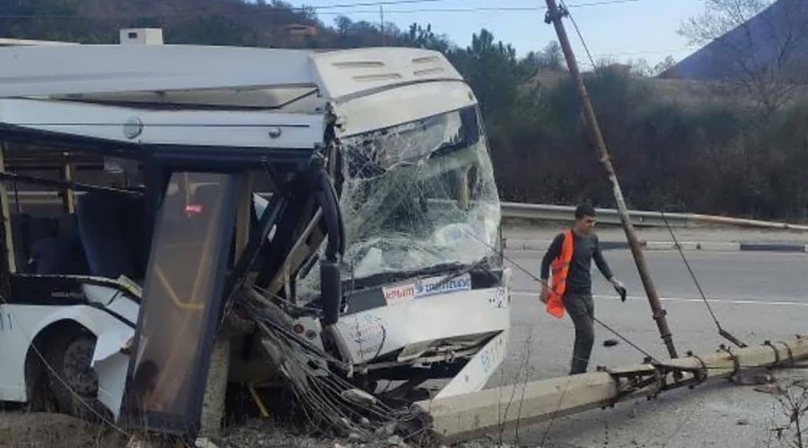 Троллейбус попал в аварию на трассе Алушта – Ялта