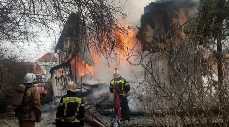 Часть горящего в Ялте многоквартирного дома обрушилась