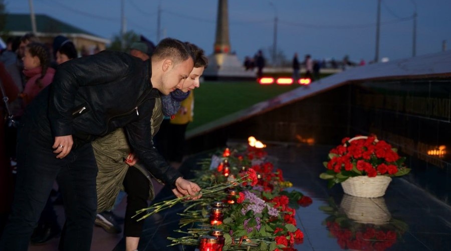 У памятников советским бойцам на Донбассе снова горят вечные огни – ЕР