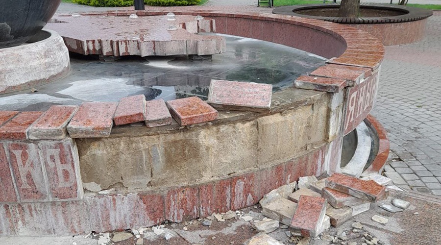 Неизвестные разгромили фонтан в сквере республики в Симферополе
