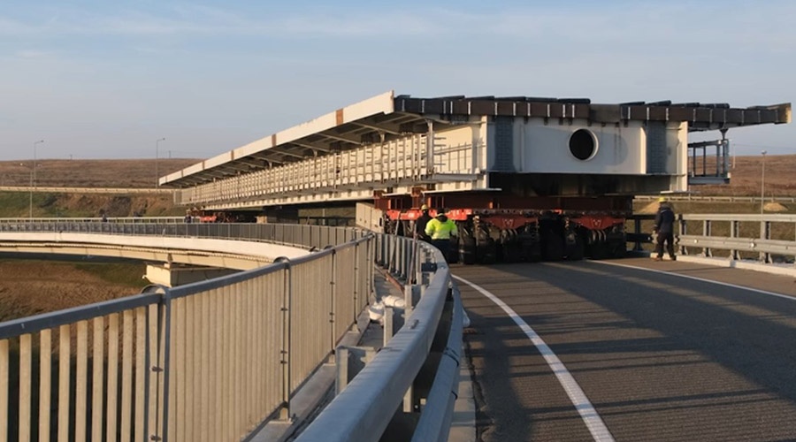 Движение по Крымскому мосту возобновлено после доставки нового пролета