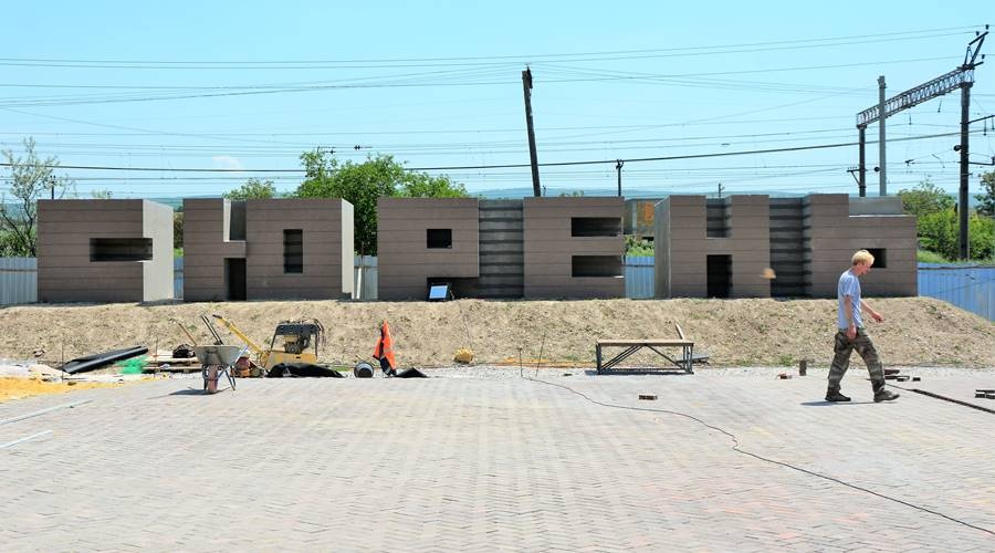 Строители благоустраивают территорию мемориала на станции Сирень в канун годовщины депортации