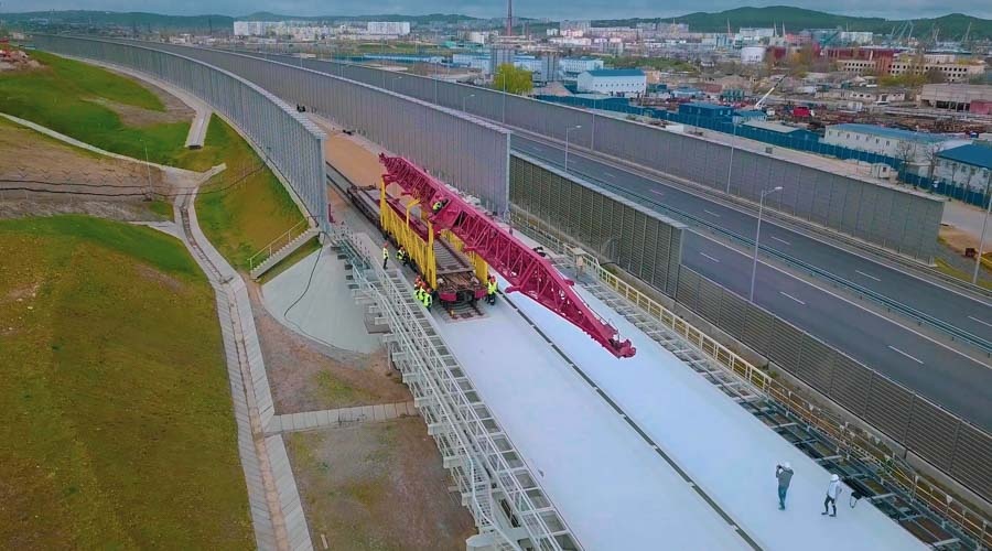 Строители уложили первые рельсы на Крымском мосту со стороны полуострова 