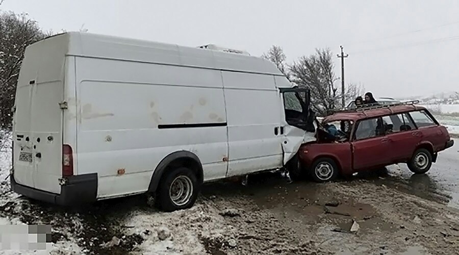 Один человек погиб и двое пострадали в ДТП с грузовым фургоном в Кировском районе Крыма