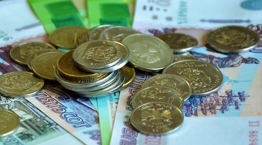 Половина жителей России откладывают часть зарплаты для крупных покупок