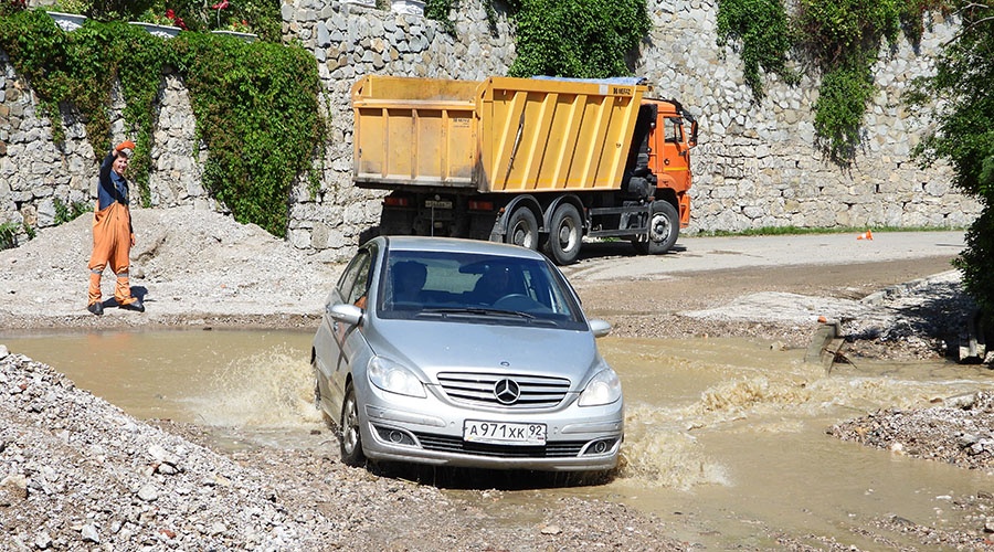 Аксёнов направил крупные дорожные компании в Крыму на восстановление улиц после потопа
