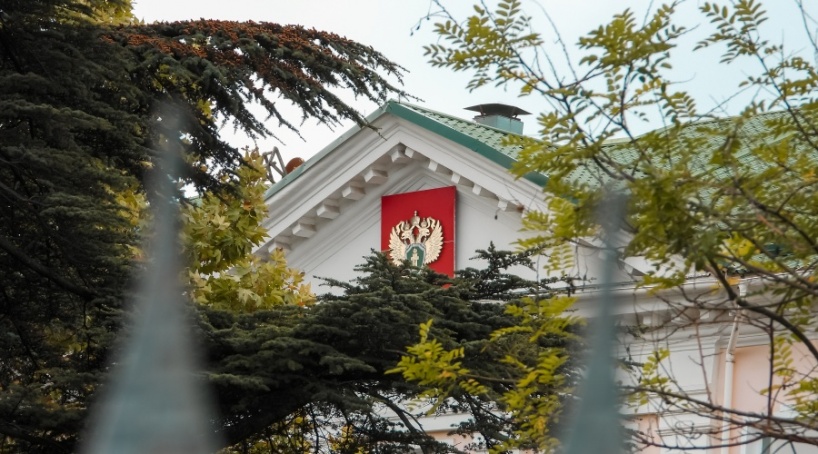 Крымчанка выбросила новорожденного ребенка в выгребную яму