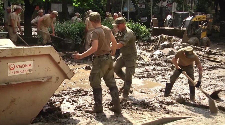 Военные очистили в Ялте более 120 км дорог и восстановили более 50 км водоводов