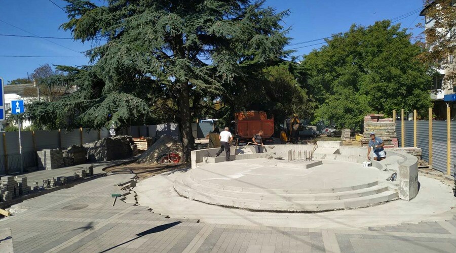 Строители завершают обустройство клумб в будущем сквере с памятником Амет-Хану Султану