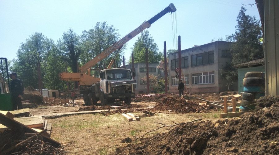 Пиротехники МЧС обезвредили авиабомбу, найденную на территории детского сада в Керчи