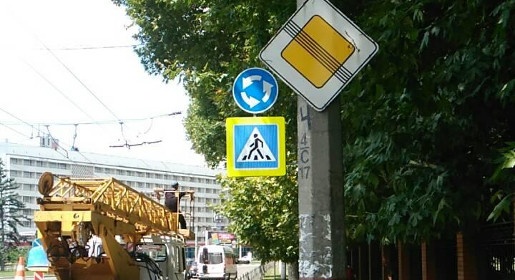 Обрезка деревьев вдоль симферопольских улиц открыла обзор на сотню дорожных знаков