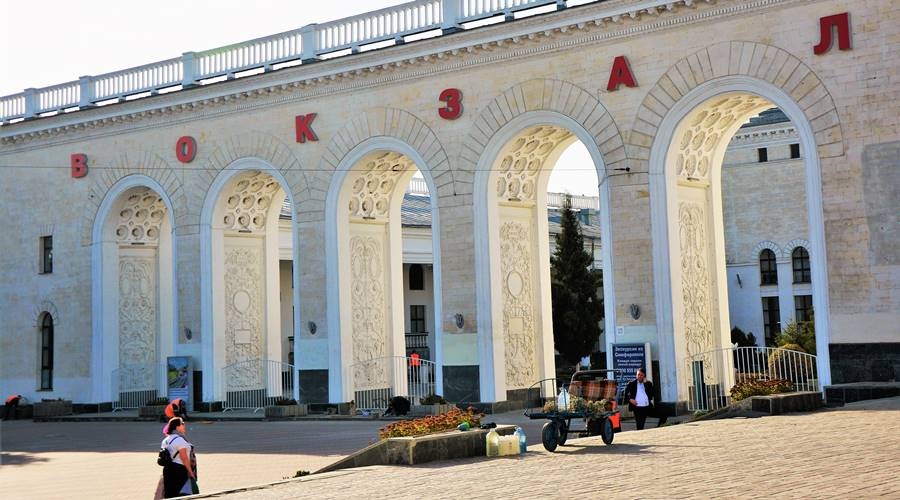 Более 12 тысяч билетов продано на первые поезда в Крым и обратно